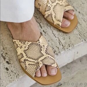 EVERLANE The Day Crossover Snake Print Sandals SZ 9